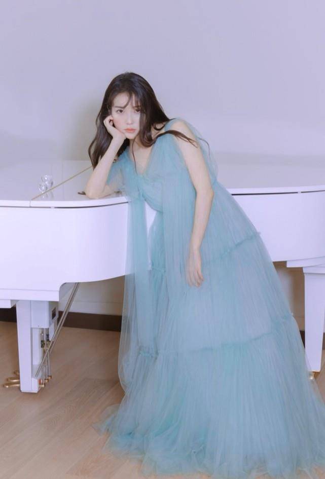 舞台上的iu穿各种连衣裙,甜美不失美丽大方,笑起来很吸睛_气质_裙子