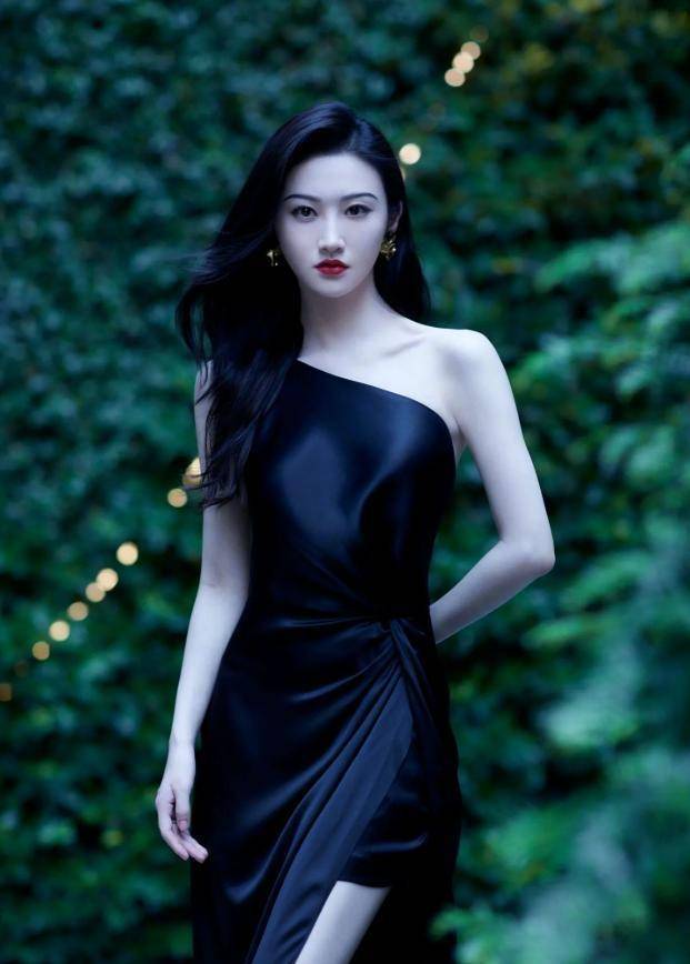 景甜又因身材上热搜,黑色长裙秀丰腴体态,难怪张继科主动追求她_时尚