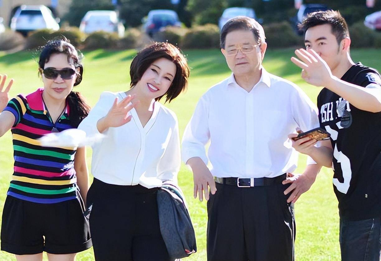 之后,在一次朋友的聚会上,王晓玉终于认识了刘晓庆.