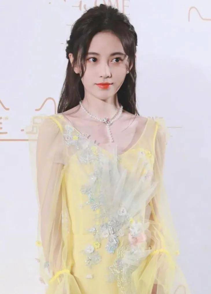 第二位鞠婧祎,公开资料上显示身高是一米五九,实际身高或许只有一米五