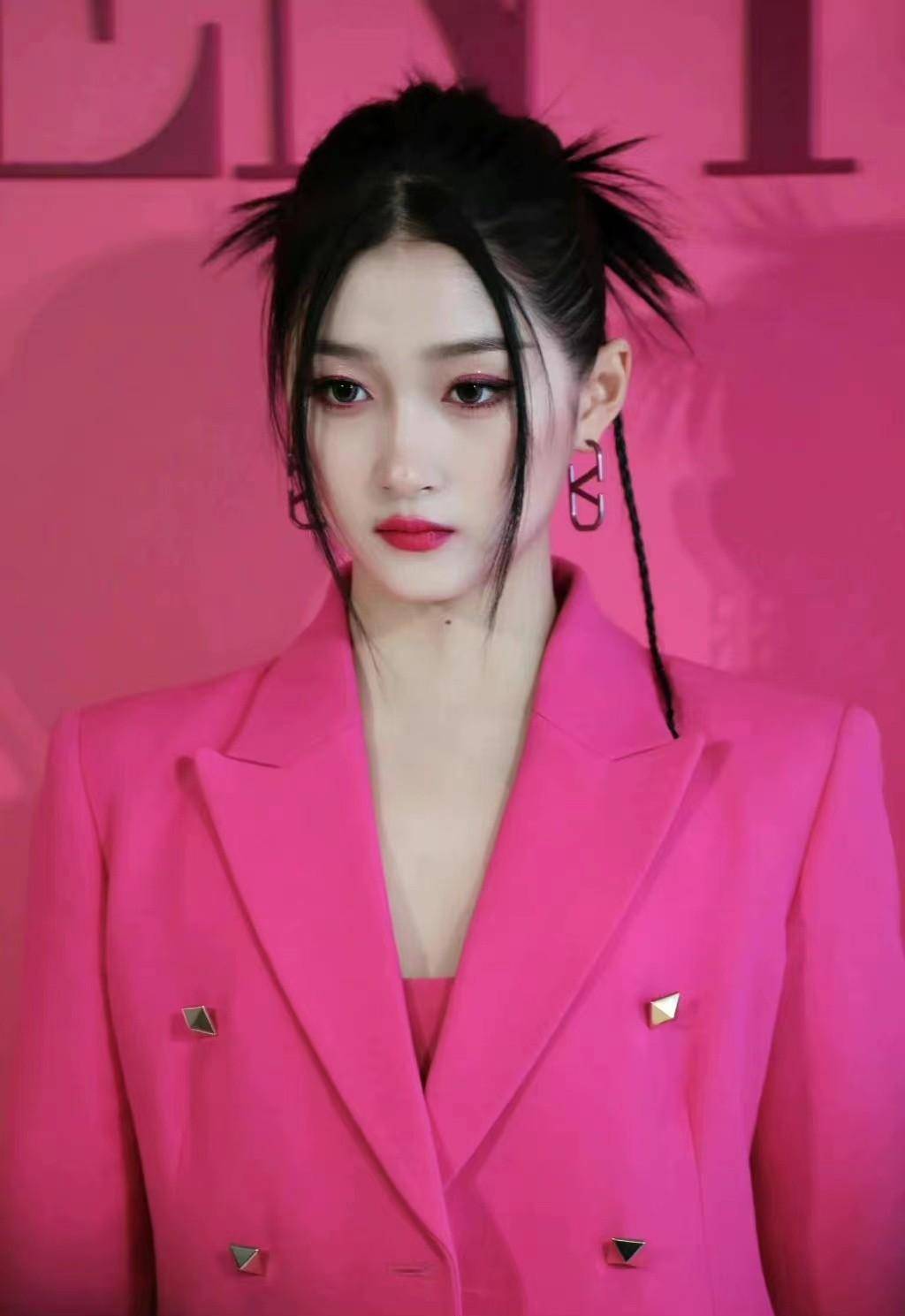 关晓彤成华伦天奴大秀赢家!