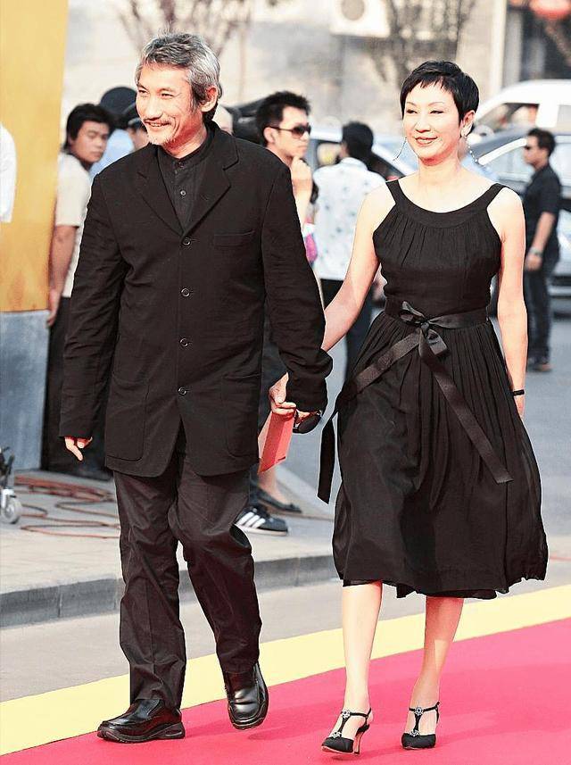 71岁徐克与小30岁女友牵手散步,感情稳定好甜,女方一头金发抢镜