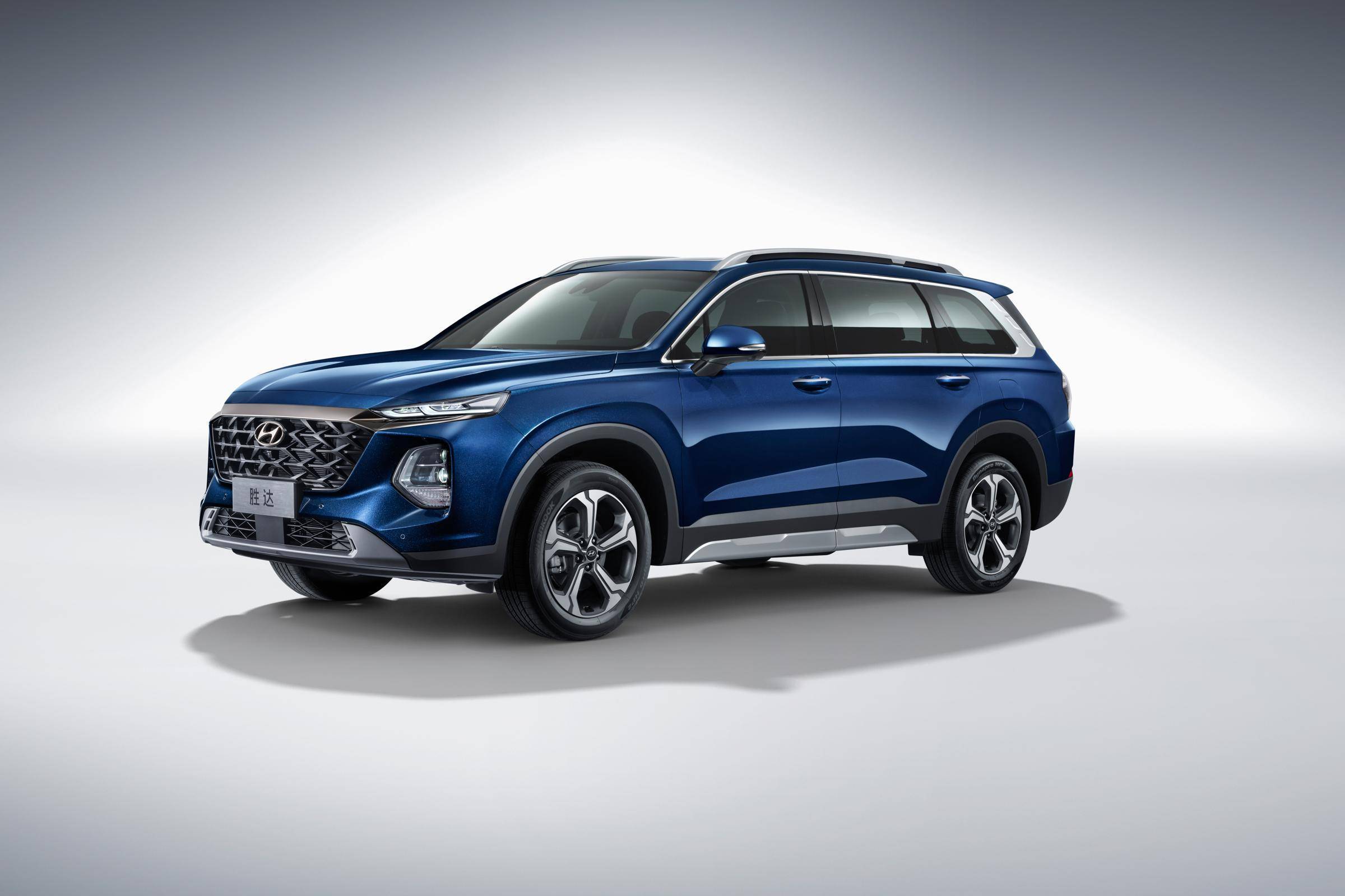 标配6座布局 新款胜达旅行家将于9月底上市 外形小幅升级_搜狐汽车