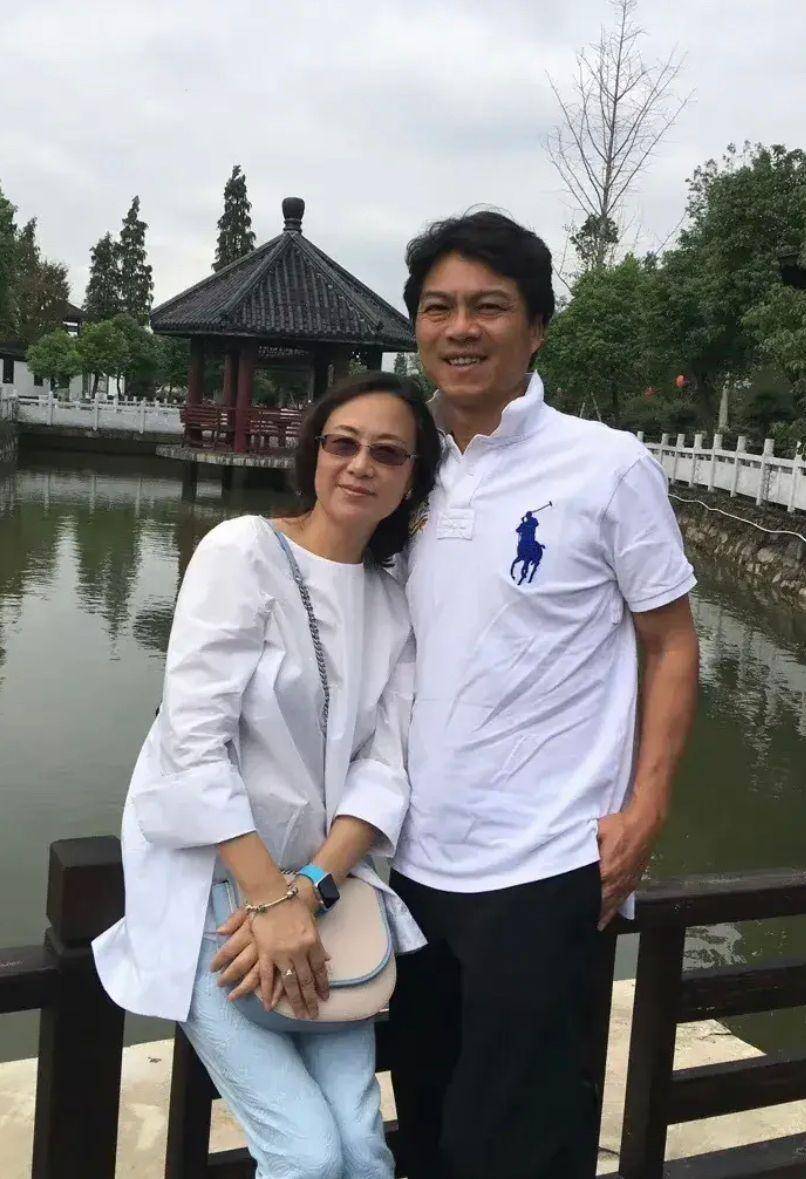 "乒乓王子"江嘉良携老婆露面,穿搭休闲朝气,花甲之年不显老?