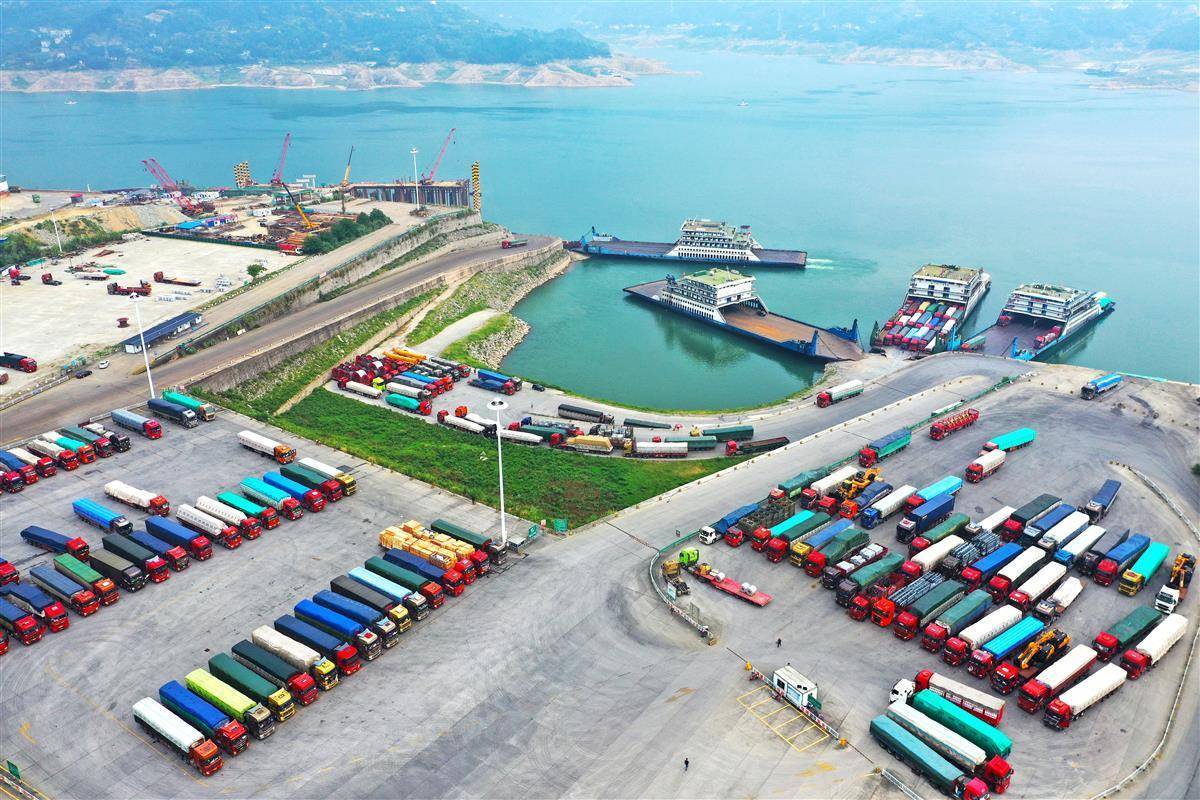 9月19日,秭归县茅坪镇银杏沱滚装码头,近200辆货车进出滚装船港口.