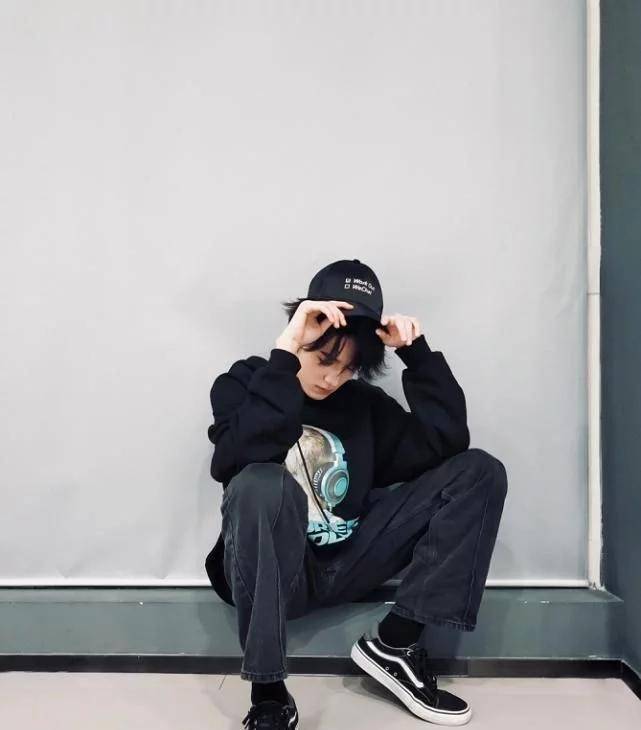 宋亚轩身穿无袖铆钉牛仔马甲玩墨镜杀,这肌肉线条是认真的吗?