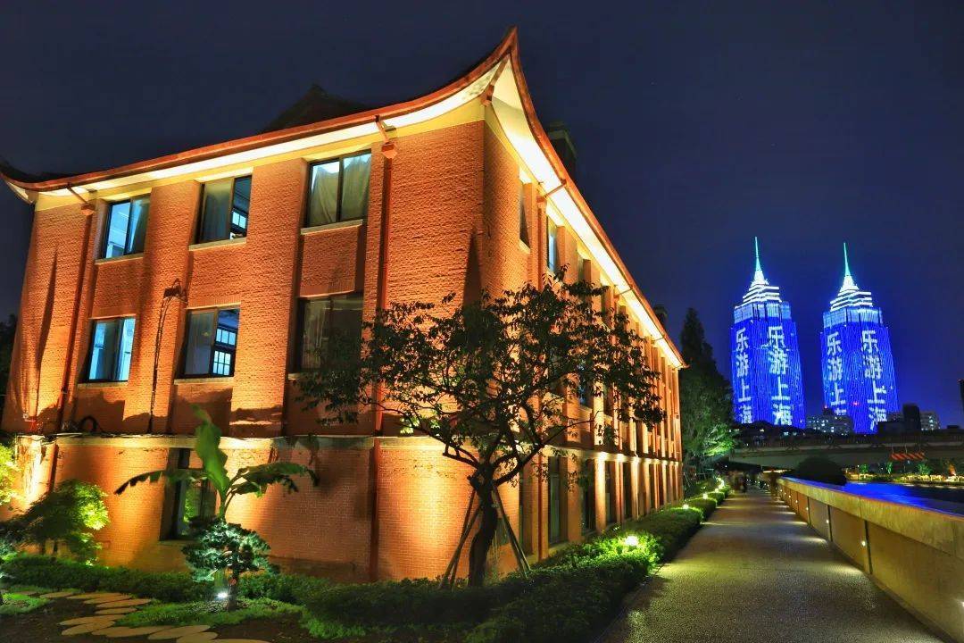 夜景迷人！苏州河华政段百年老建筑亮灯，众多市民前来打卡