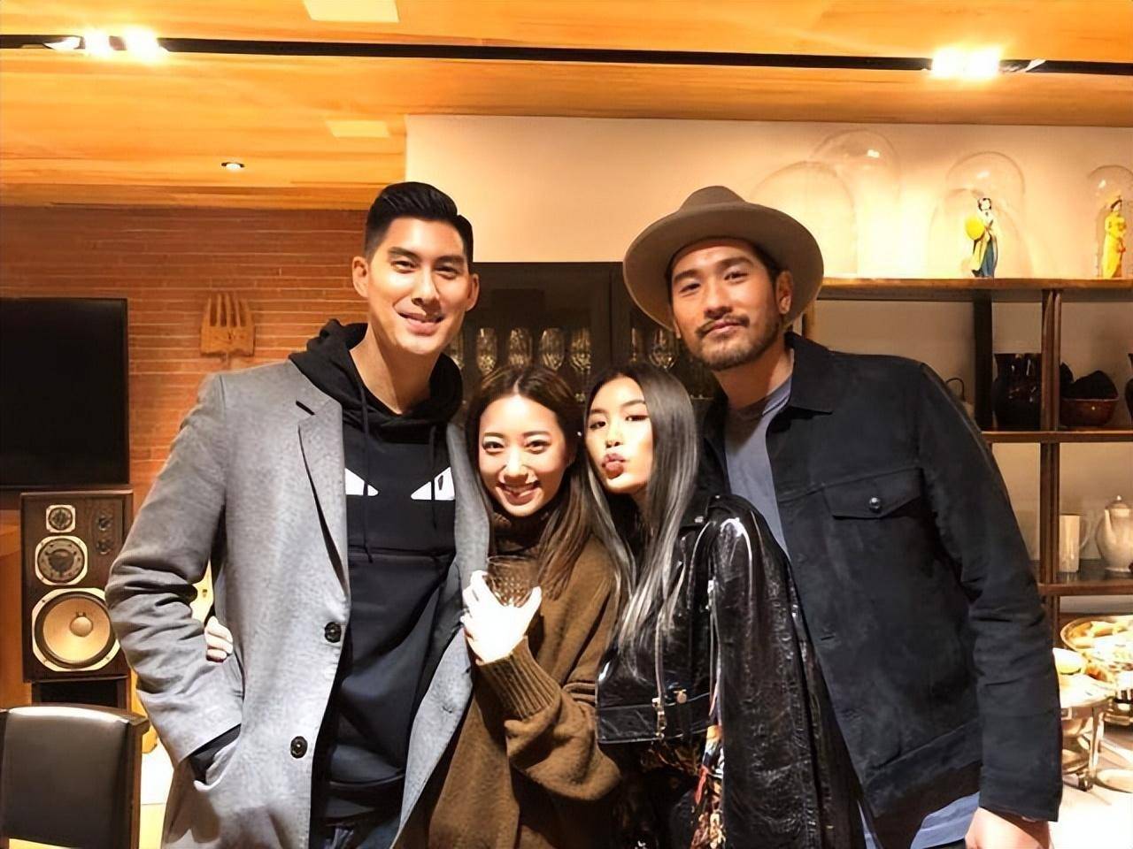 网友热议高爸健康状况堪忧,生前女友却不见踪影_bella_铜像_爸爸