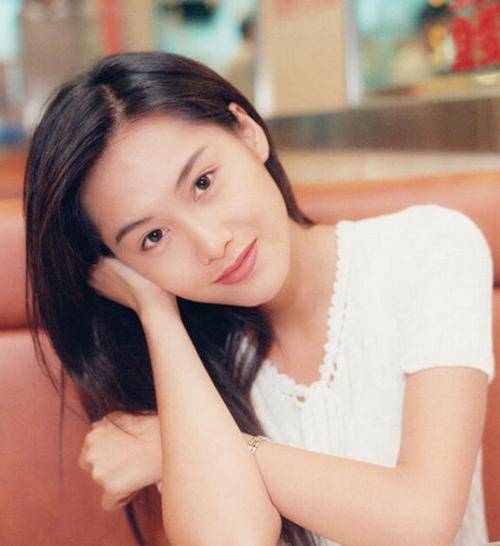 1991年朱茵被邀请出演首部电影《逃学威龙2》担任女主角,并与周星驰
