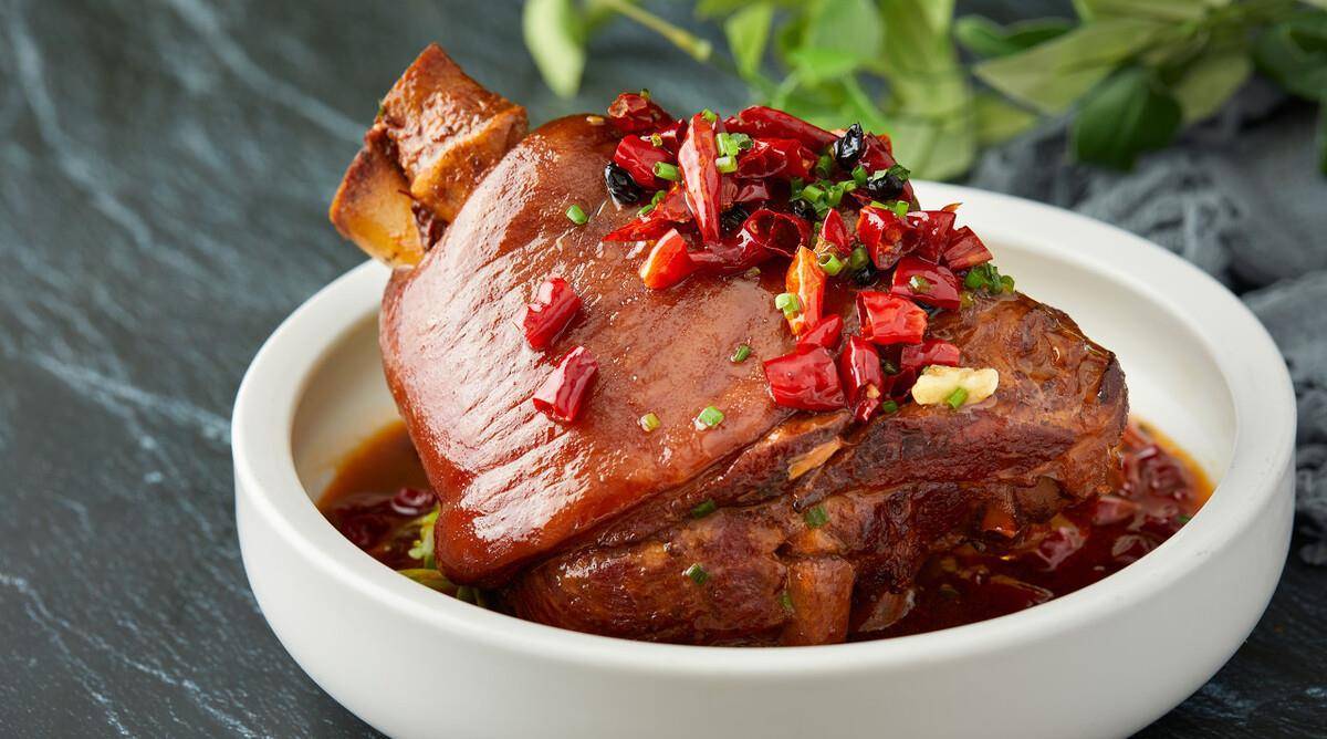 如红烧肘子,菜心扒肘子,红焖肘子.2,后肘.又名后