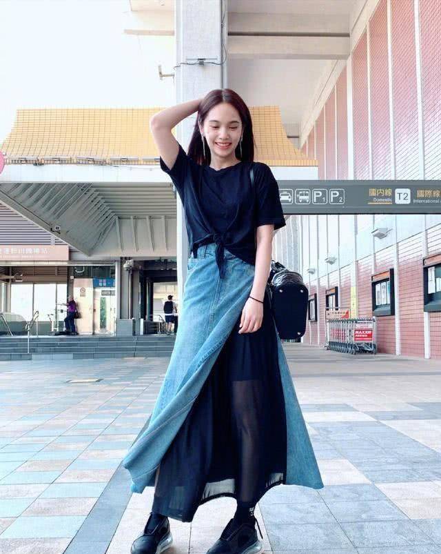 张庭很会往"美"了穿,牛仔短裙叠穿蓬蓬裙,51岁美成21岁小姑娘_裙装