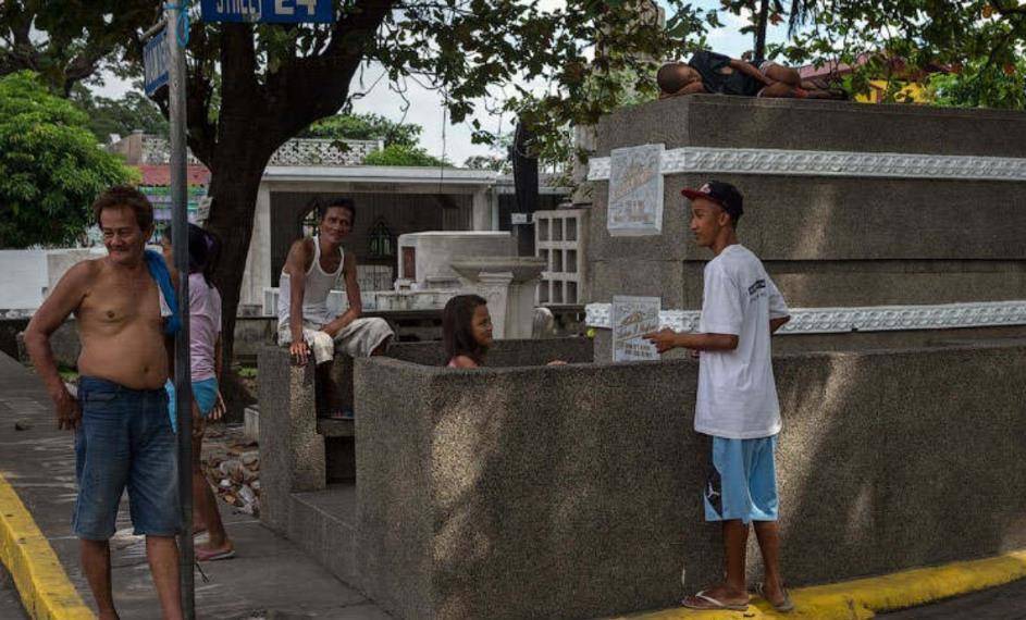 菲律宾著名的“活死人区”：贫民将逝者当“邻居”，在棺材上睡觉