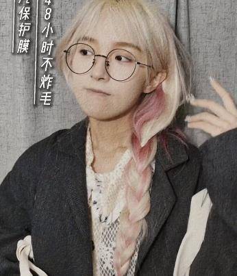 视频最后,机智张完成了变装,又是一副浓妆艳抹的形