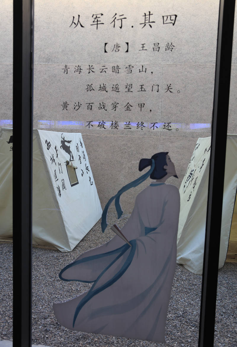 游客中心大厅墙壁镌写有多首著名的边塞诗,围绕玉门关而作,字字珠玑