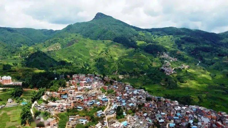 攝穿過幾座山,繞過道道彎,我們就進入了元江縣羊街鄉,高山縱谷間層層