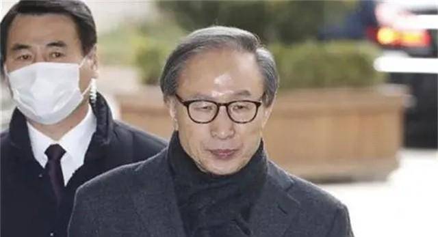 卢武铉葬礼:数十万人哭喊送行,韩国前总统李明博献花遭高声抗议_财阀