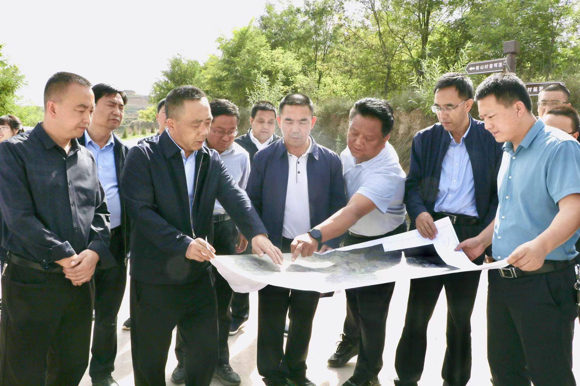 9月22日,县委书记王新强深入城关镇雷山,黄山,刘湾等村,调研宁远古堡