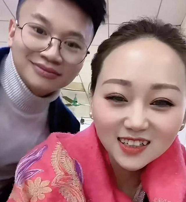 残疾夫妻走红后,无腿丈夫另寻新欢,断臂妻子带女儿再恋帅小伙_阿娇