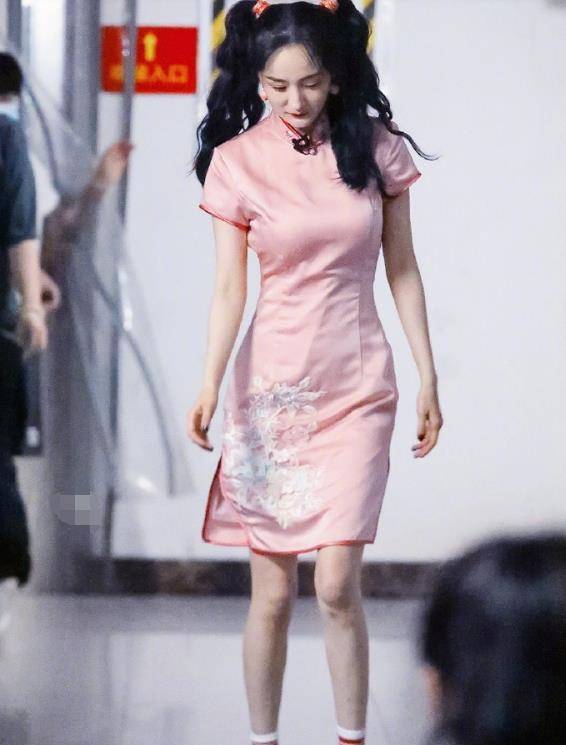 杨幂的"旗袍照"被疯传,可谁注意领口处设计,粉丝瞬间坐不住了_粉色