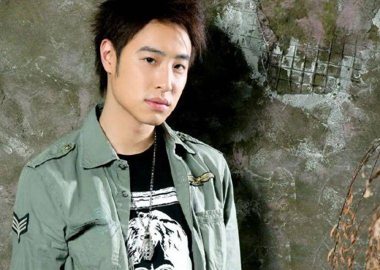 潘玮柏90后小娇妻晒美照,卖萌耍酷,网友:真美_宣云_云和_获得了