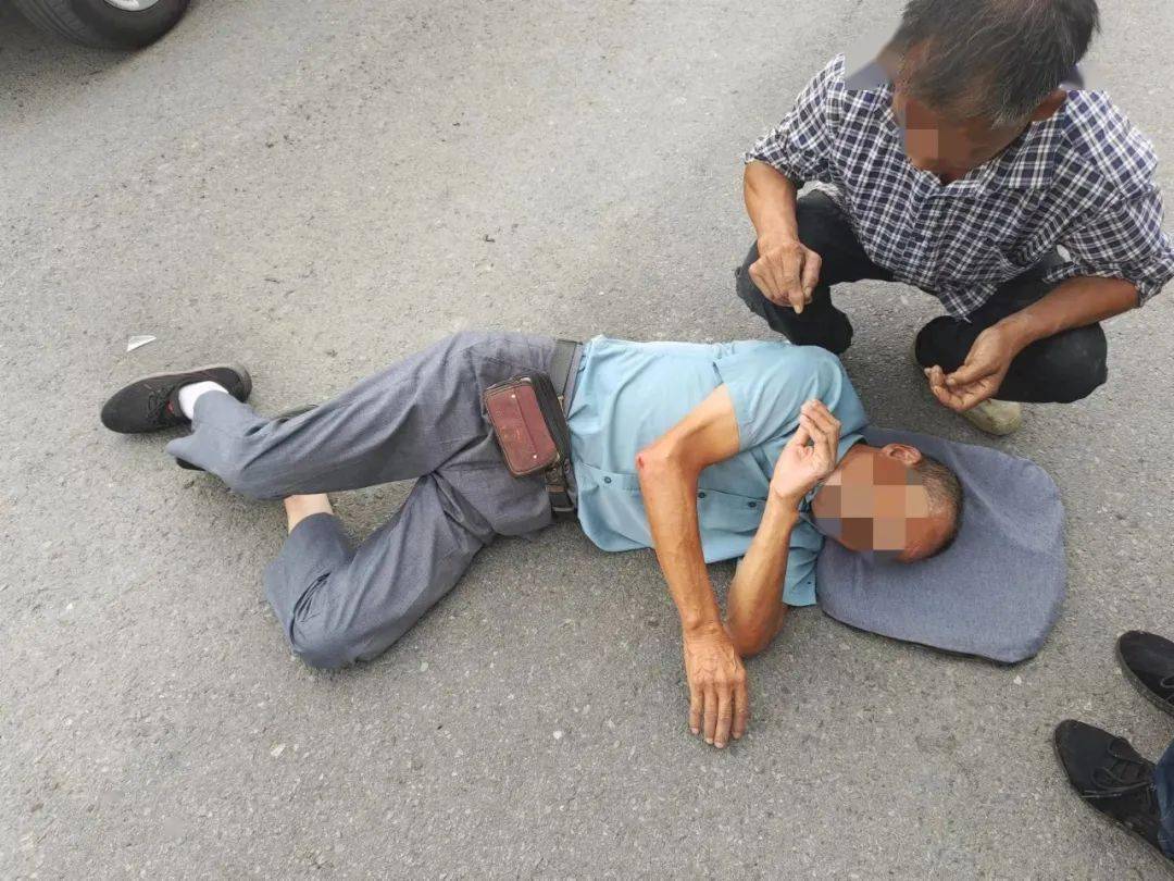 平阳某路口车祸,有人受伤倒地……_叶某_老年_货车