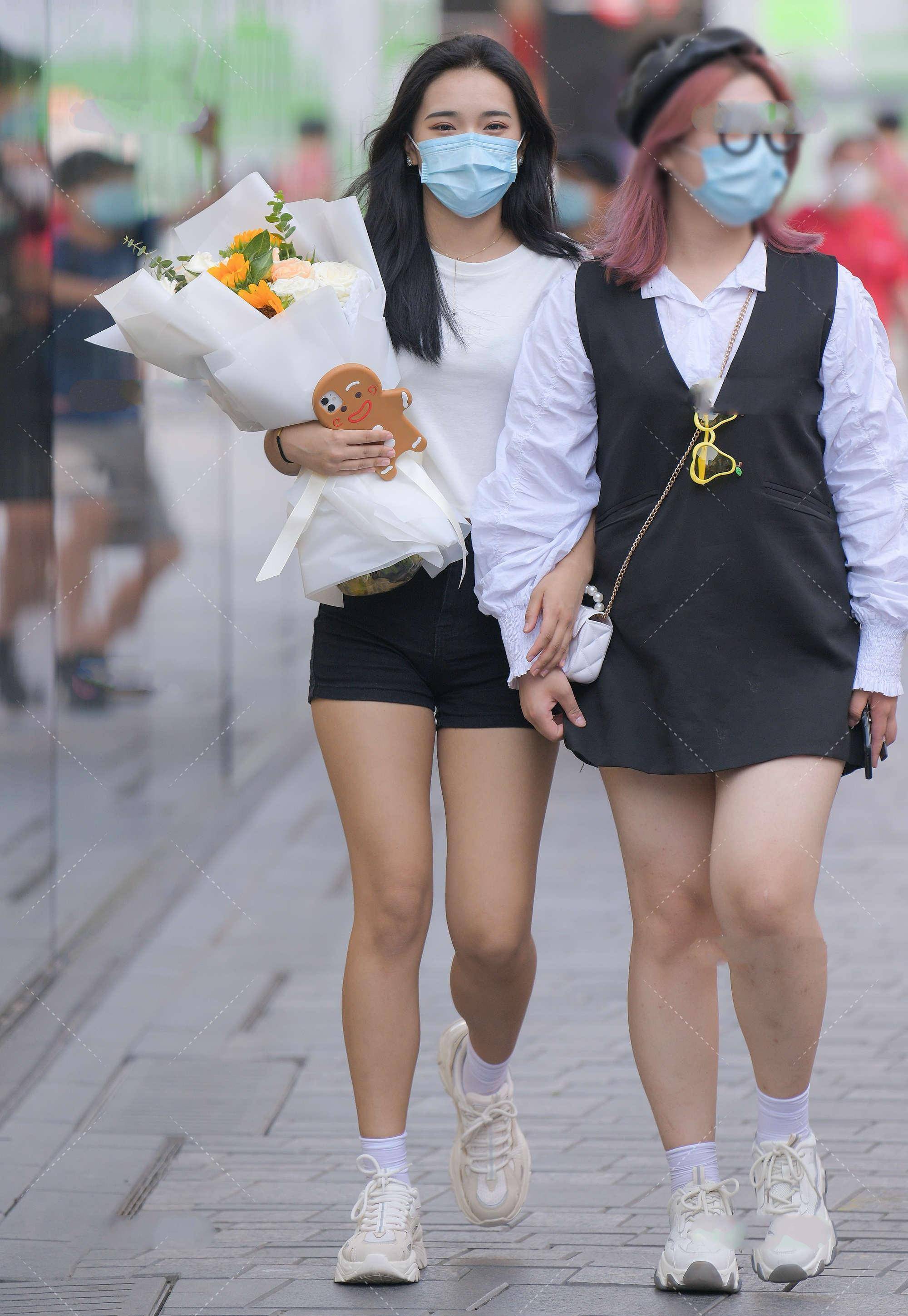 白色短袖搭配紧身黑色短裤,精致时尚,彰显好身材_时候_衣服_运动鞋