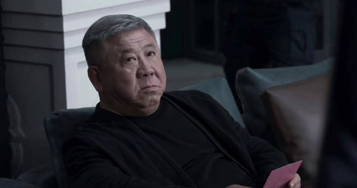 相比同题材的《扫黑风暴》,虽然前作的结局并不完美,但至少反派最后