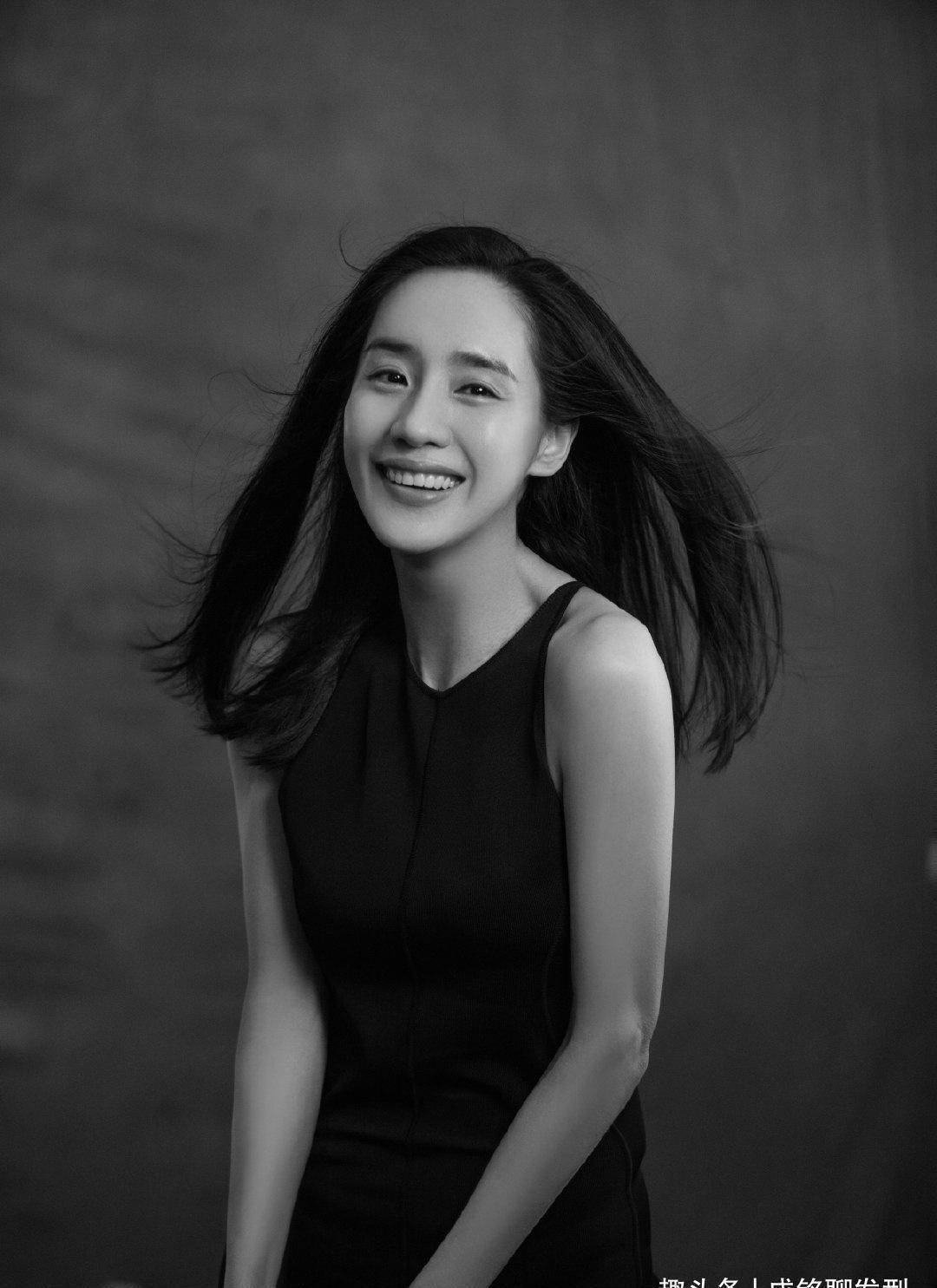 王智的身材绝了,穿黑修身吊带裙婉约又高雅,清爽气质让年龄成迷_服装