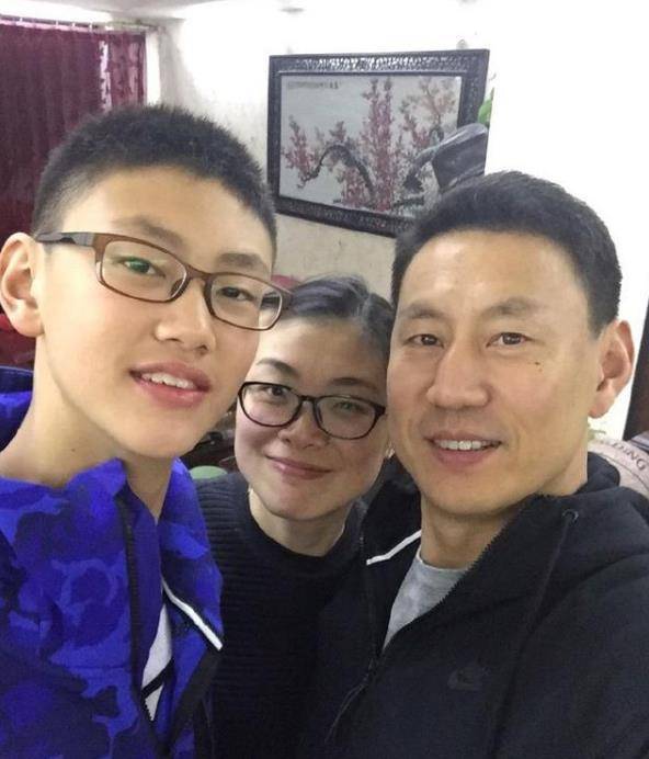 李楠一家现状:与妻相爱30年,18岁儿子比他高,但有一明显弱点_李禄