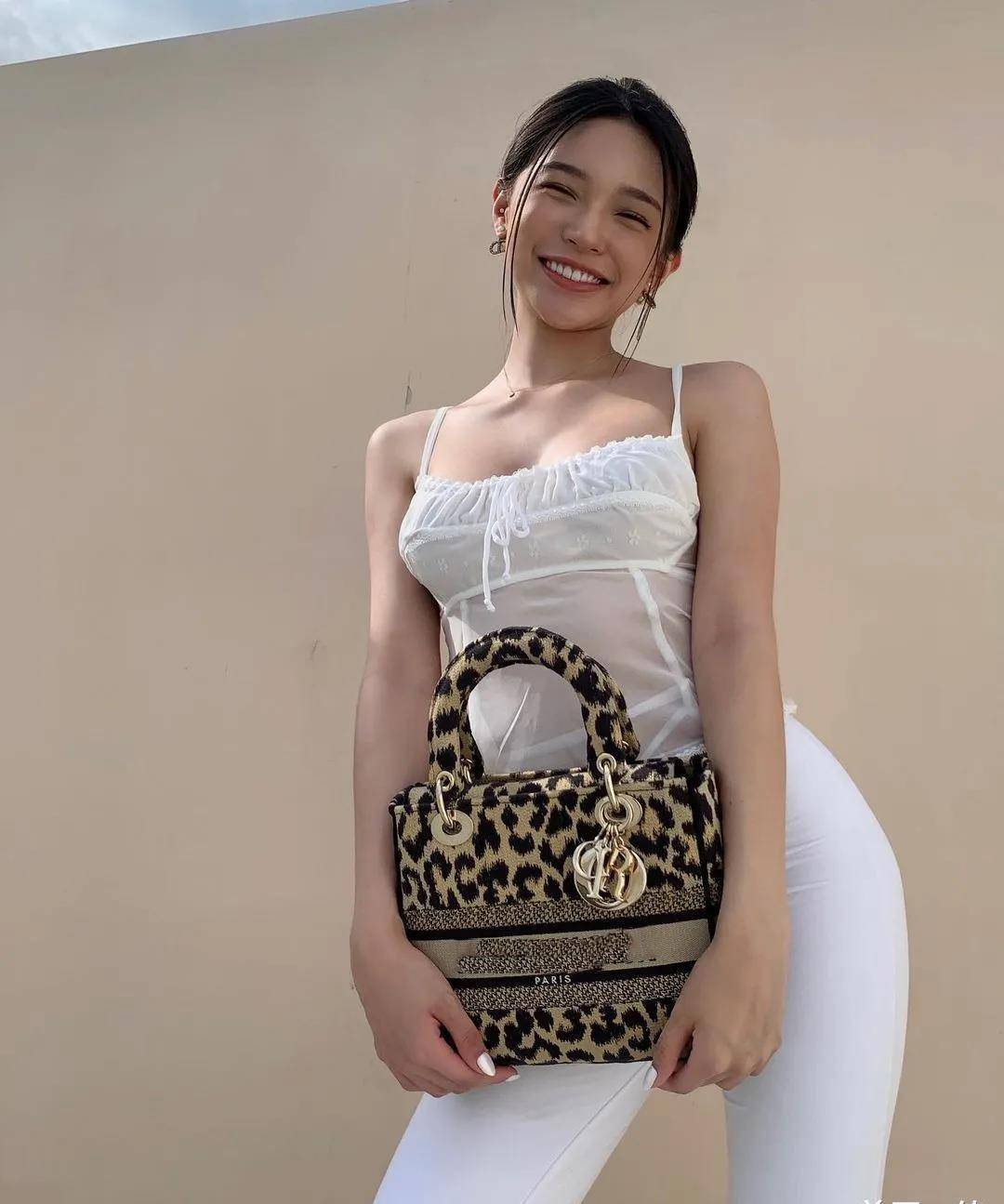 杜蕾斯代言女晒美照,被称"行走的衣架",自律让她"重获"新生