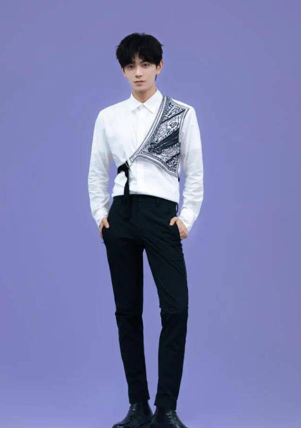 难怪丁禹兮不穿"铅笔裤",看到他穿上身后,这腿让女生怎么活?