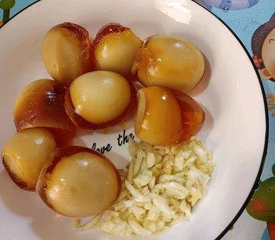 做法步骤调和油,香油 适量生抽 1勺泡椒 2勺姜 3片蒜 4瓣葱 2根皮蛋 6