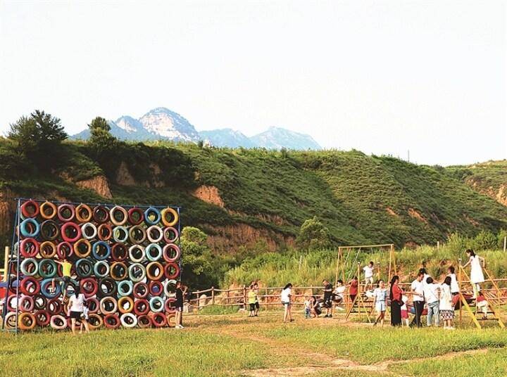 道寬敞潔淨,一張張笑臉幸福洋溢,沿著旅遊路走進方山縣圪洞鎮高家莊村