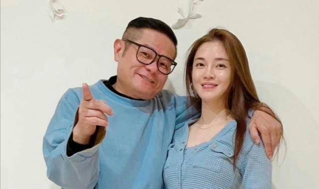 59岁男星娶小24岁娇妻,自夸运气好,妻子的暧昧笑容却让他害怕_许效舜
