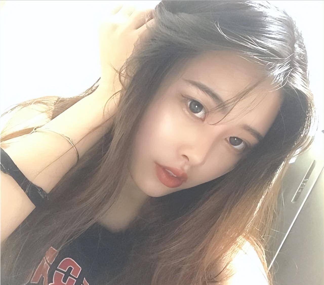 虽然离家不远,上学后的李倩月总是懂事地跟父母保持