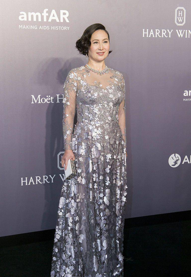 何超琼优雅起来没得比,穿银灰色长裙真贵气,果然是豪门出身_时尚_裙装