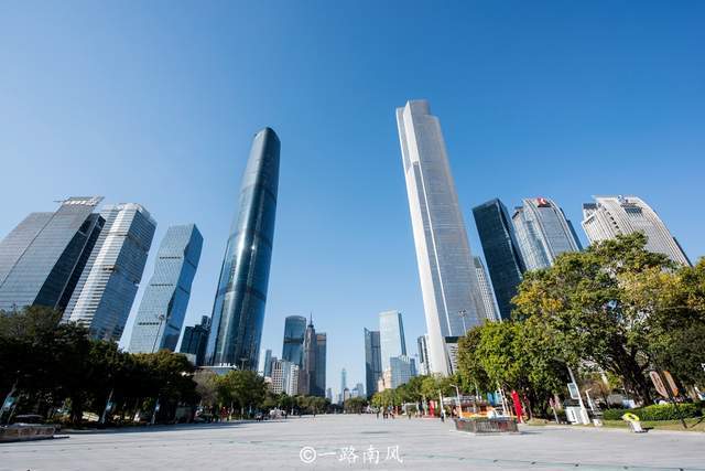 广州GDP第一区，到处都是高楼大厦，市容摩登，公园很好看
