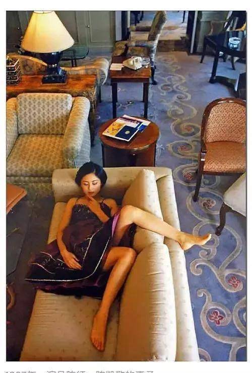 20多年前陈红在陈凯歌家拍照,她躺在沙发上的样子,堪称人间宠儿_照片