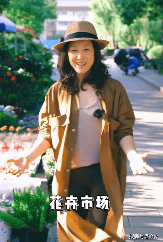 50歲孫悅街頭逛花市!和老闆熱聊笑出雙下巴 1 f9deeb7423074f5387476ce1ffc70c34