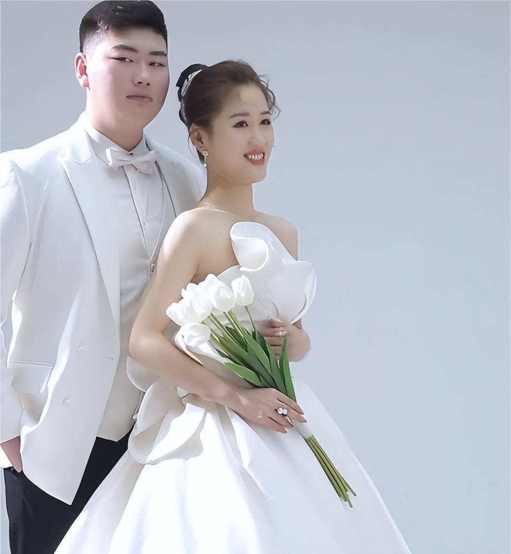 他们变成了当下流行的"普信男",但是朱小伟的家里虽然有钱,他却不轻狂