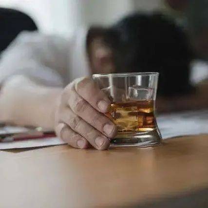 警惕!少年时一次醉酒,不仅永久改变大脑,而且更容易酗酒会成瘾_酒精_变化_研究