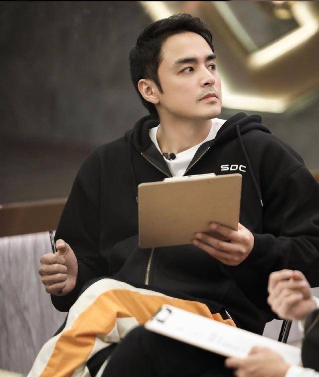化烟熏妆穿机车夹克大秀肌肉,太油啦_西装_衬衣_哥哥