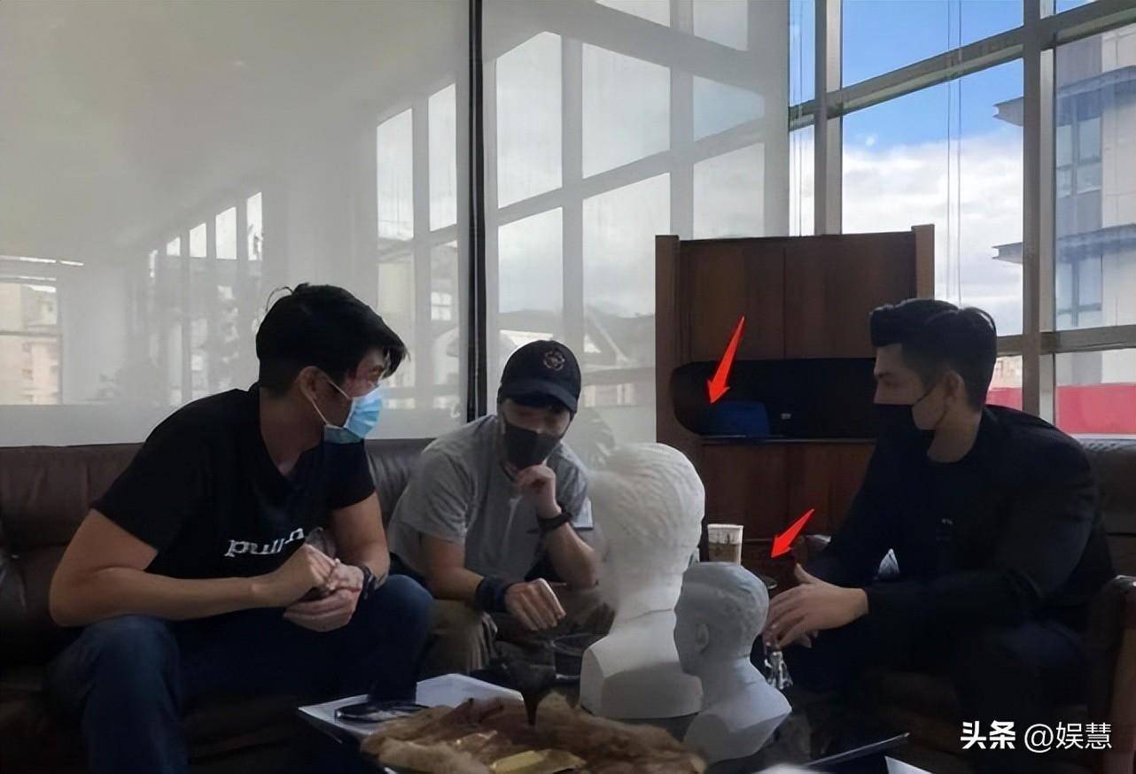 高以翔38岁冥诞,家人好友前往墓地缅怀,还为他送去一份特殊礼物_铜像