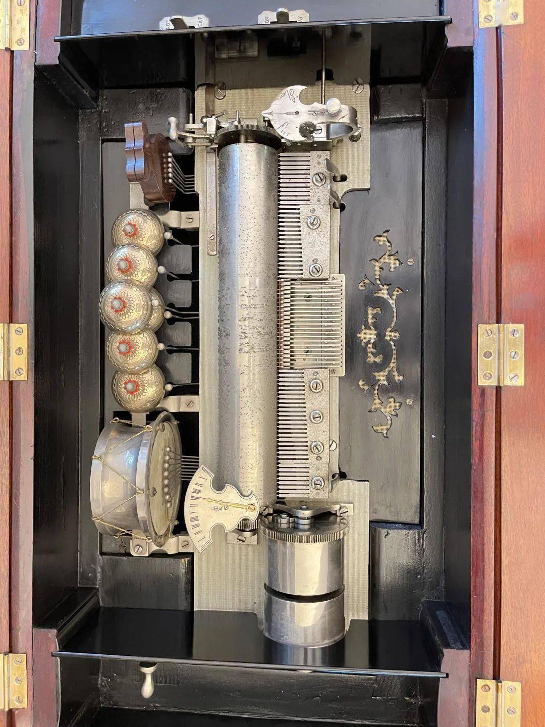 八音盒正如毛老板所说,它们俩都是当年清朝宫廷从欧洲订做回国的洋