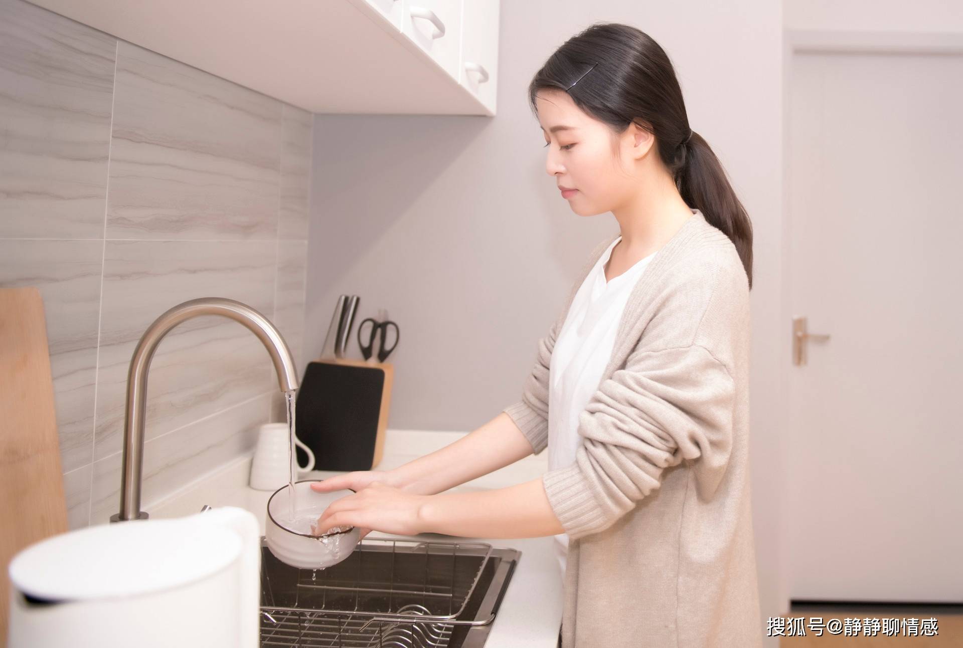 王伟豪温柔地为欣欣擦去泪水,告诉她一个完美的家庭需要一个职业主妇