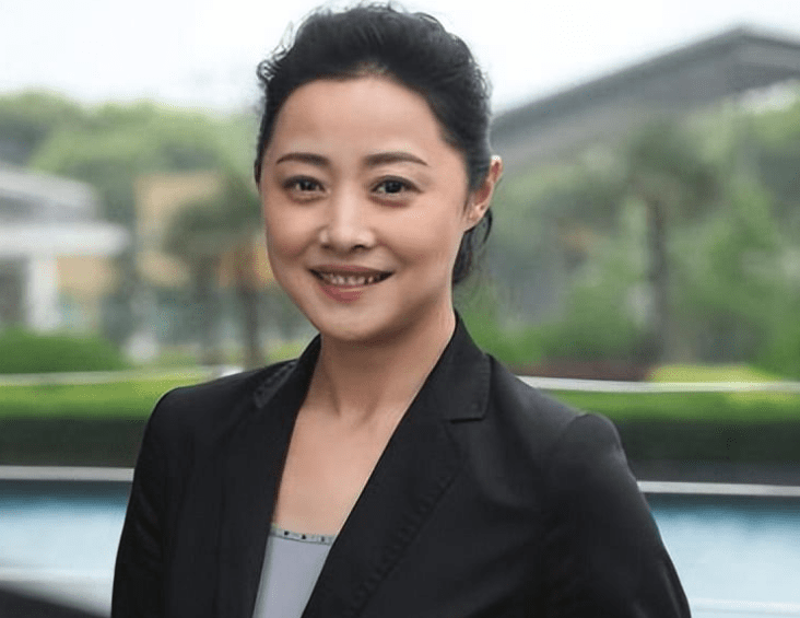 出道后,陈道明,王志文,葛优等人,都成她的"铁哥们",江珊,徐帆等人,都