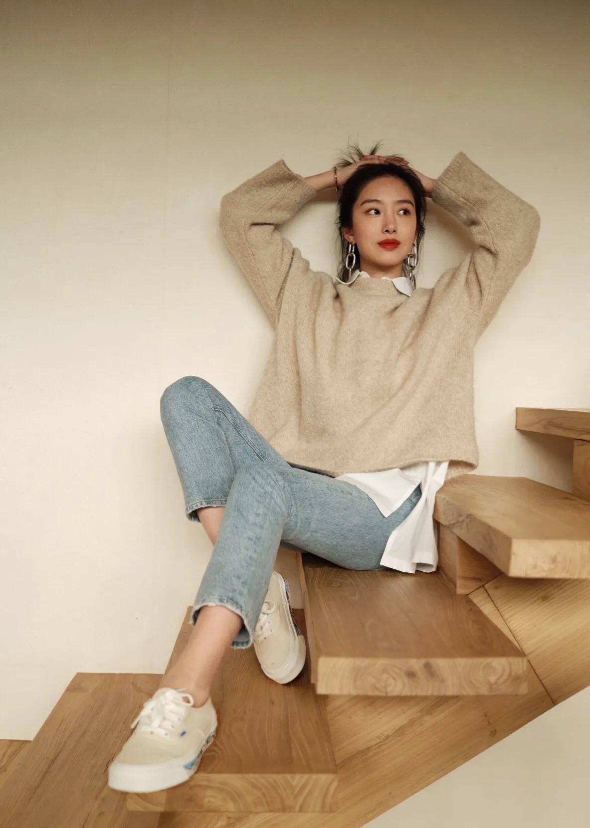 人人都有的牛仔裤怎么穿才时髦?看杨采钰如何演绎它的时髦感!