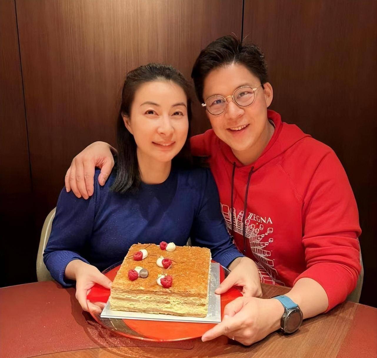 原创            霍启刚晒三个儿女近照,二女儿霍中妍正脸曝光,长得像