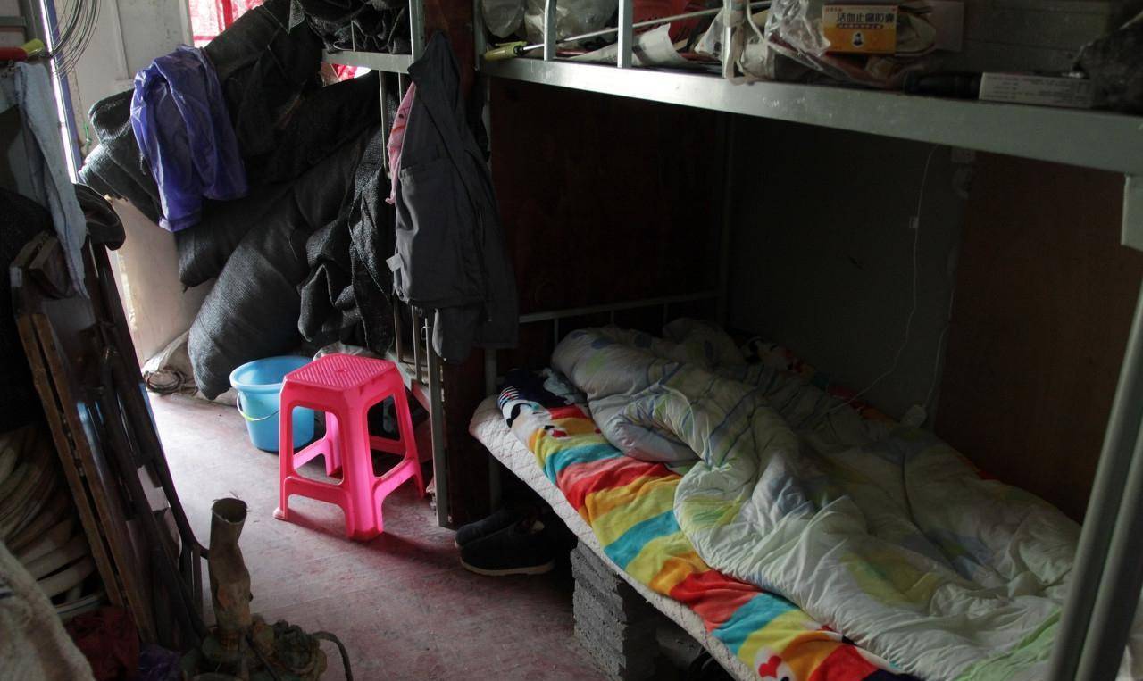 城市农民工工棚:不求住好吃好,只要能遮风挡雨就非常满足了_工地_田