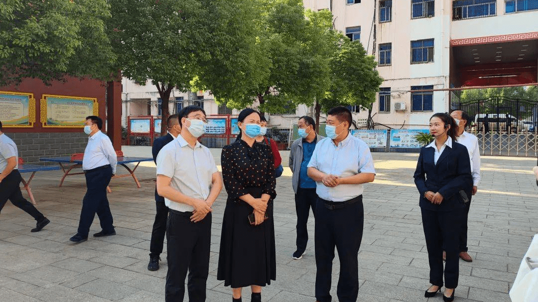 邓州市副市长刘红梅一行莅临城区四初中实地视察指导学校安全工作